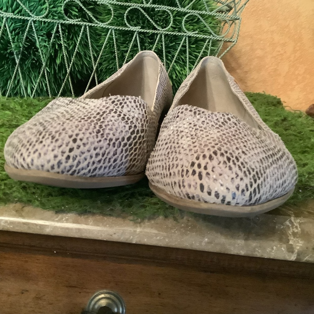 Toms Julie suede snakeskin print slip on flats size 8.5 - Picture 6 of 11